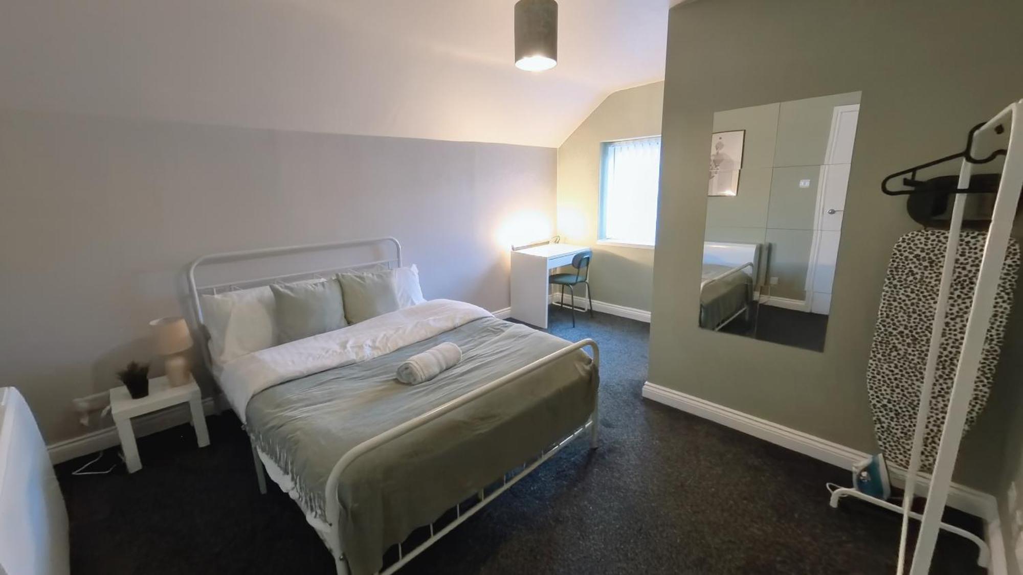 Group Bookings: Up To 30 Guests Across 5 Spacious Flats! Keyless Access Free Wifi & Parking Бирмингам Екстериор снимка