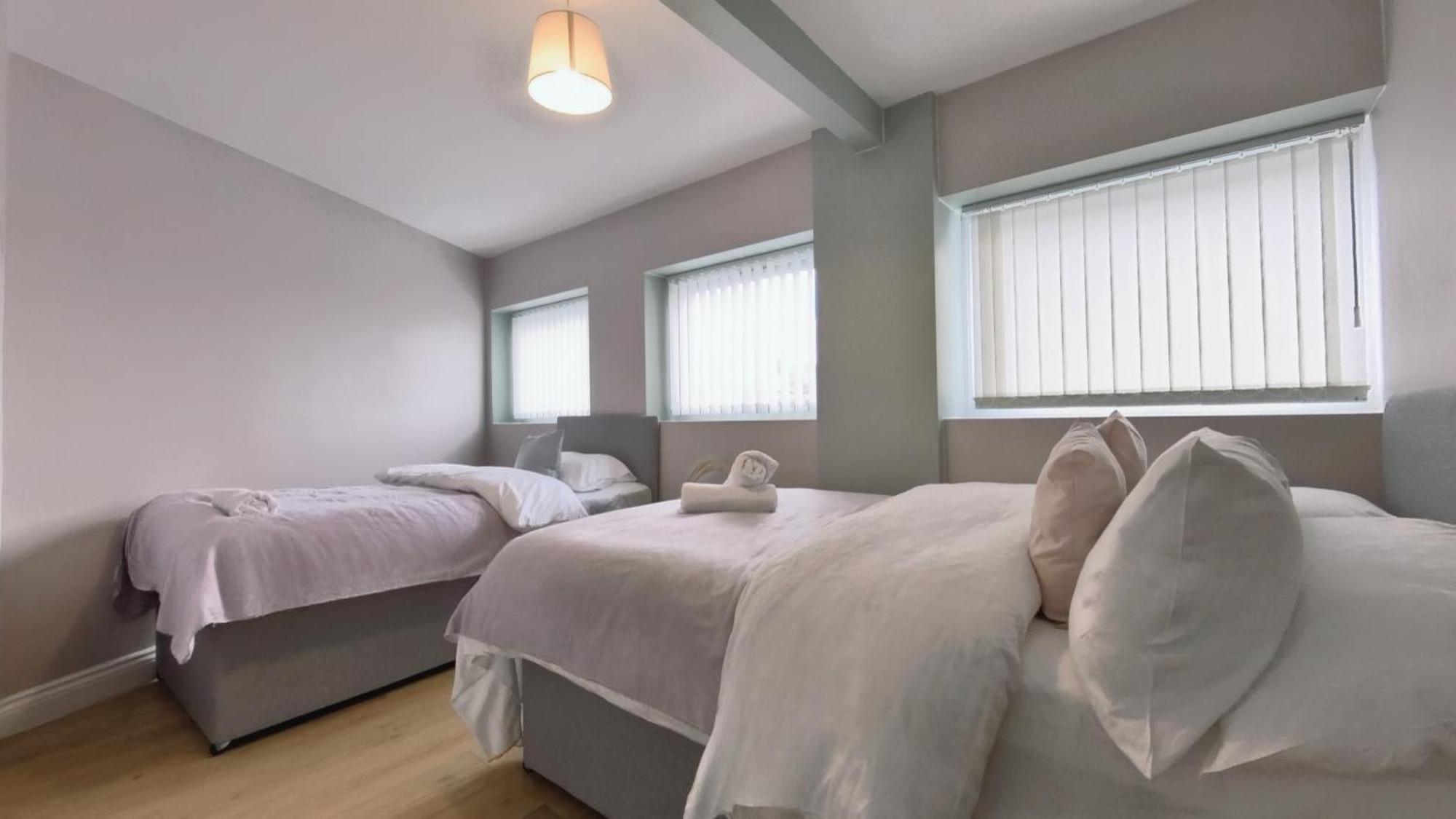 Group Bookings: Up To 30 Guests Across 5 Spacious Flats! Keyless Access Free Wifi & Parking Бирмингам Екстериор снимка
